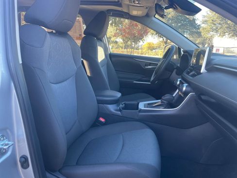 Used 2025 Toyota RAV4 XLE image 37