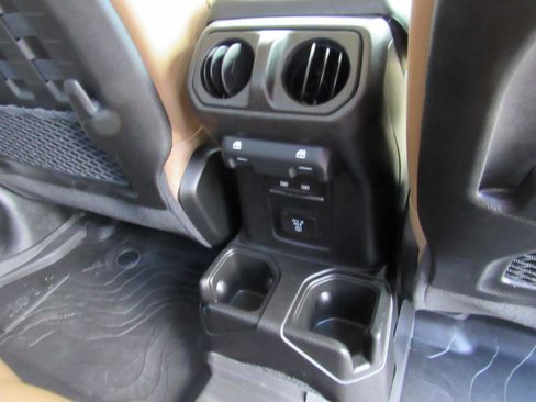 Used 2023 Jeep Gladiator Rubicon w/ Cold Weather Group image 38