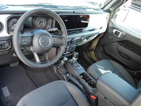 Used 2025 Jeep Gladiator Sport AWD/4WD image 11