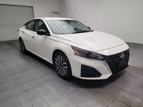 Used 2025 Nissan Altima 2.5 SV FWD image 13
