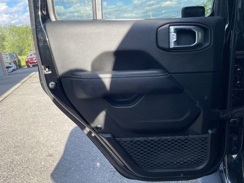 Used 2023 Jeep Wrangler Unlimited Sahara w/ Cold Weather Group AWD/4WD image 11
