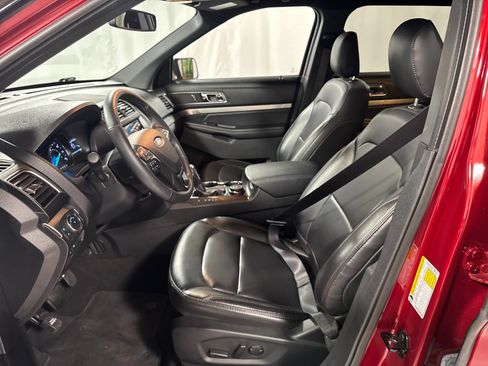 Used 2019 Ford Explorer XLT w/ Equipment Group 202A AWD/4WD image 3