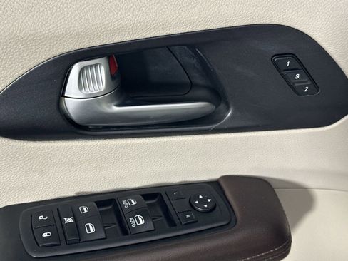 Used 2020 Chrysler Pacifica Touring-L w/ Tire & Wheel Group image 13