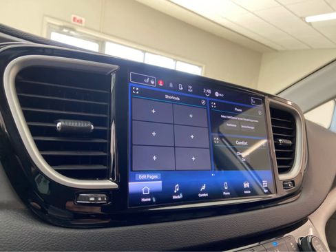 Used 2024 Chrysler Pacifica Touring-L FWD image 27