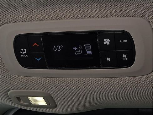 Used 2019 Chrysler Pacifica Touring-L Plus FWD image 11