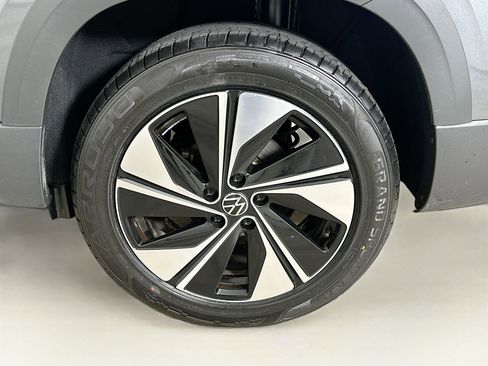 Used 2025 Volkswagen Taos SE AWD/4WD image 11