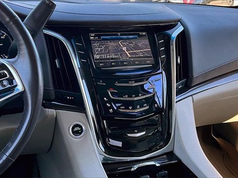 Used 2017 Cadillac Escalade Luxury image 9