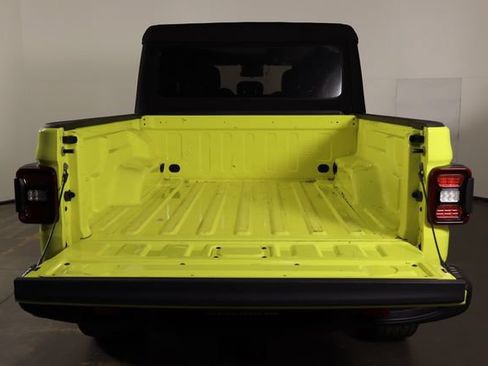 Used 2024 Jeep Gladiator Rubicon AWD/4WD image 16