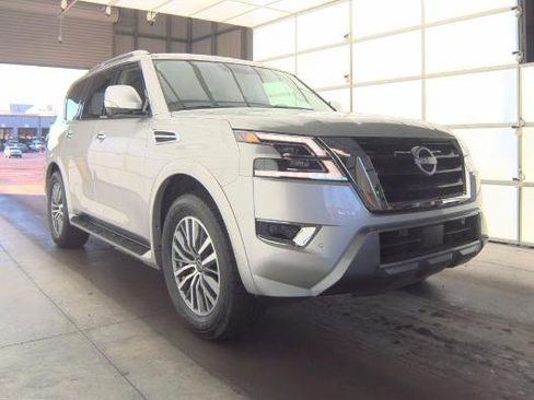 Used 2024 Nissan Armada SL w/ Captain's Chairs Package image 3