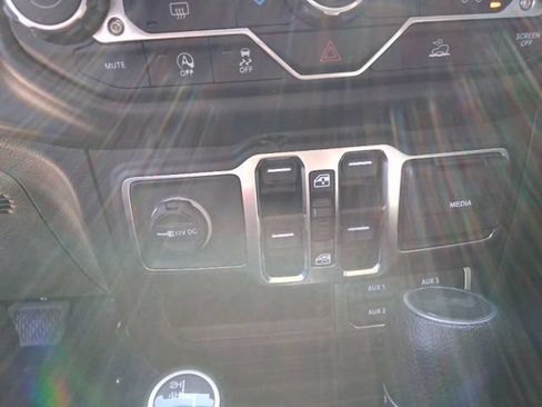 Used 2022 Jeep Wrangler Unlimited Sahara AWD/4WD image 15