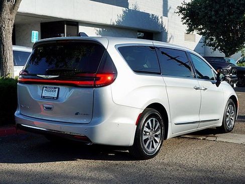 New 2023 Chrysler Pacifica Limited image 9