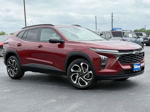 Used 2025 Chevrolet Trax RS w/ Driver Confidence Package image 2