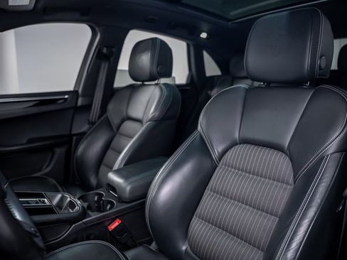 Used 2023 Porsche Macan T image 31