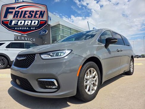 Used 2025 Chrysler Pacifica Select FWD image 1