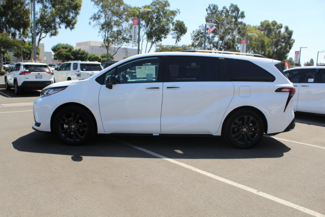 Certified 2026 Toyota Sienna XSE FWD image 11