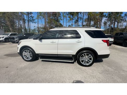 Used 2016 Ford Explorer XLT w/ Equipment Group 202A image 6