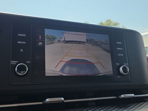 Used 2024 Kia Carnival LX FWD image 29