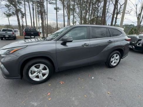 Used 2024 Toyota Highlander LE image 9
