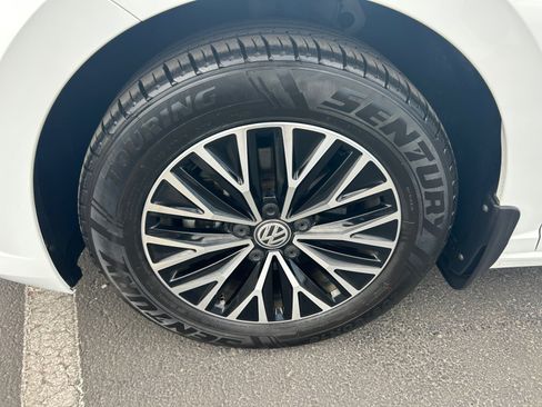 Used 2019 Volkswagen Jetta SEL w/ Cold Weather Package FWD image 25