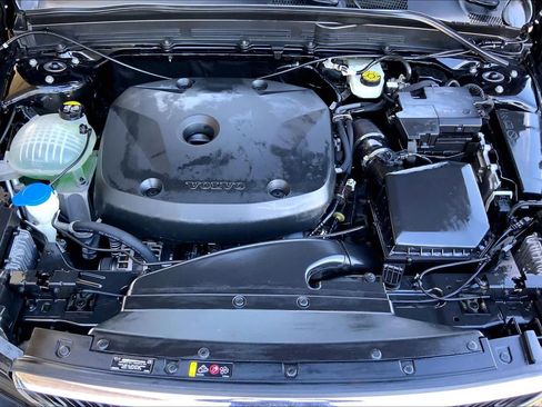 Used 2020 Volvo XC40 T5 Momentum image 31