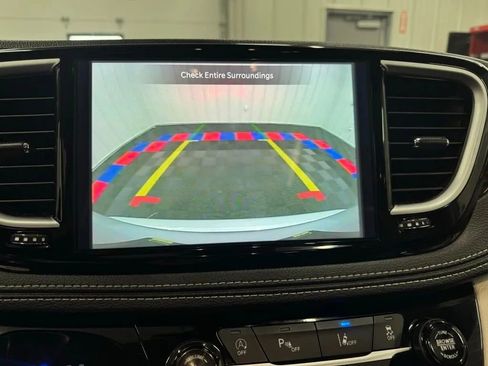 Used 2024 Chrysler Pacifica Limited FWD image 18