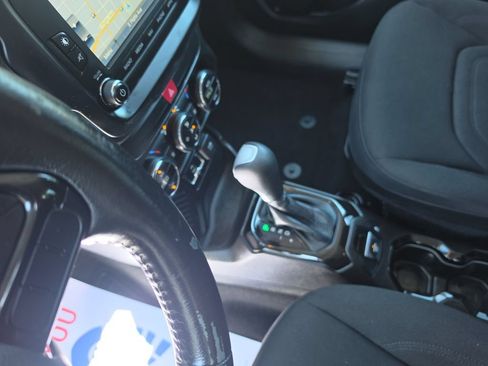Used 2017 Jeep Renegade Altitude FWD image 23