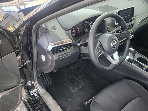 Used 2025 Nissan Altima 2.5 SV FWD image 3