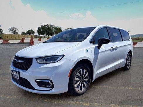 Used 2024 Chrysler Pacifica Limited FWD image 2