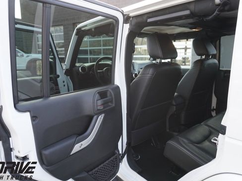 Used 2015 Jeep Wrangler Unlimited Sahara w/ Connectivity Group image 26