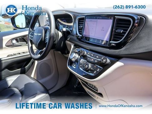 Used 2024 Chrysler Pacifica Touring-L FWD image 26