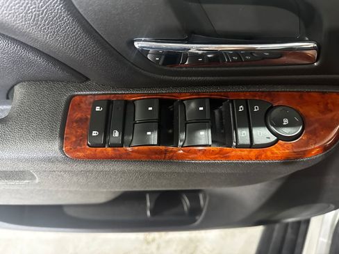 Used 2011 Chevrolet Avalanche LTZ image 18