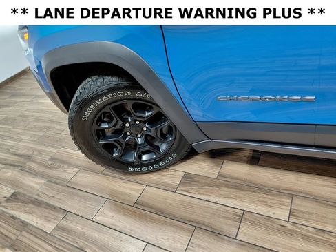 Used 2022 Jeep Cherokee Trailhawk w/ Sound & Nav Group AWD/4WD image 10
