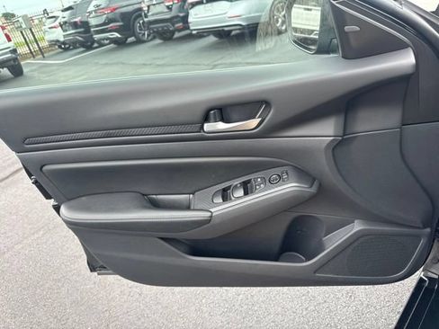 Used 2025 Nissan Altima 2.5 SV FWD image 15