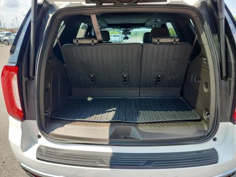 Certified 2024 GMC Yukon SLT w/ SLT Premium Package AWD/4WD image 11