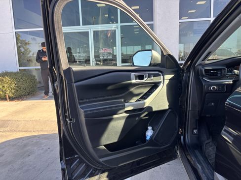 Used 2022 Ford Explorer XLT image 8