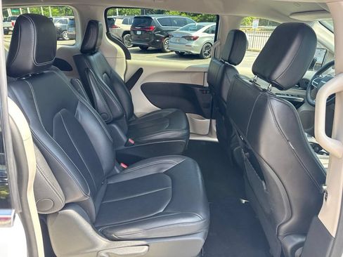 Used 2024 Chrysler Pacifica Limited FWD image 30