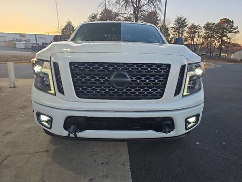 Used 2018 Nissan Titan XD image 9