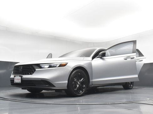 Used 2025 Honda Accord SE image 32