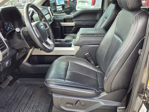 Used 2020 Ford F350 Lariat w/ Lariat Value Package AWD/4WD image 4