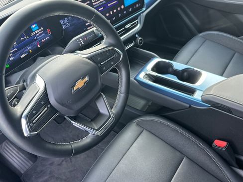 Used 2025 Chevrolet Equinox EV LT w/ Convenience Package image 11