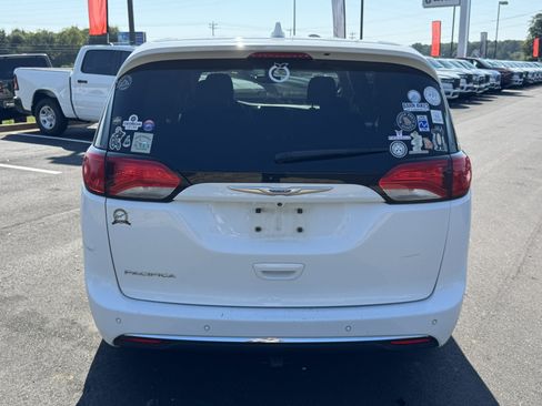 Used 2019 Chrysler Pacifica Touring Plus w/ Cold Weather Group FWD image 6