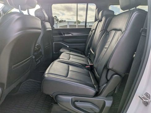 Certified 2024 Jeep Wagoneer L Series II RWD image 14