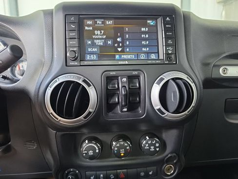Used 2016 Jeep Wrangler Unlimited Rubicon w/ Connectivity Group AWD/4WD image 13
