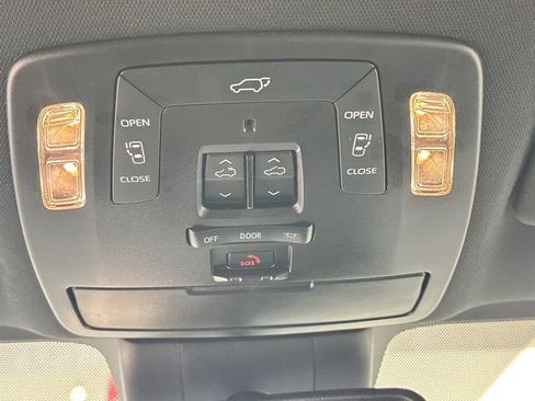 Used 2025 Toyota Sienna Limited image 22