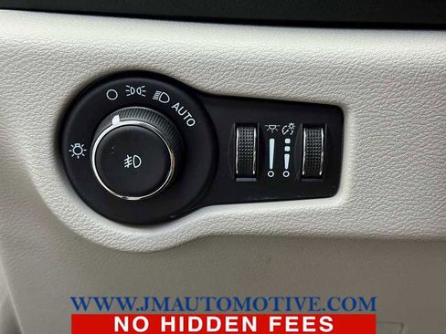 Used 2021 Chrysler Pacifica Touring-L image 38