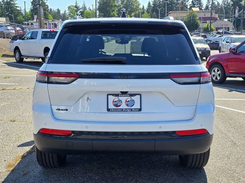 Used 2023 Jeep Grand Cherokee Altitude AWD/4WD image 7