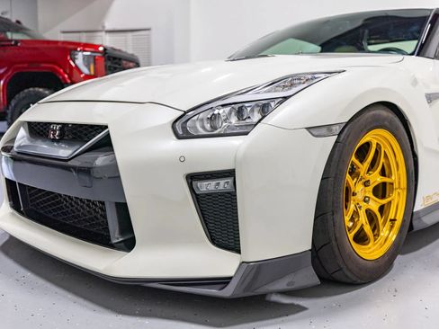 Used 2017 Nissan GT-R Premium w/ Premium Interior Package AWD/4WD image 6