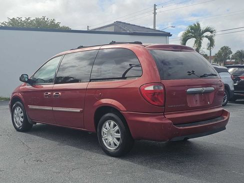 Used 2005 Chrysler Town & Country Touring w/ Leather Interior Group image 2