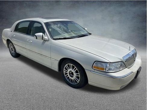 Used 2006 Lincoln Town Car Signature Limited RWD image 9