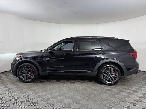 Used 2025 Ford Explorer ST-Line w/ ST-Line Street Pack image 12